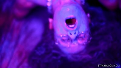 Baby onanerer på kamera og bringer seg selv til orgasme.